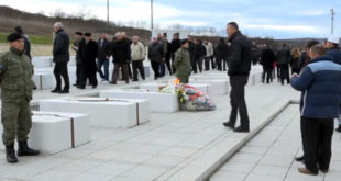 Qytetar të shumtë po bëjnë homazhe në kompleksin e varrezave në Prekaz