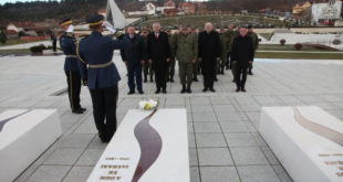 Ministri i Forcës, Rrustem Berisha i shoqëruar nga komandanti i FSK-së, gjenerallejtënant Rrahman Rama nderuan heronjtë në Prekaz
