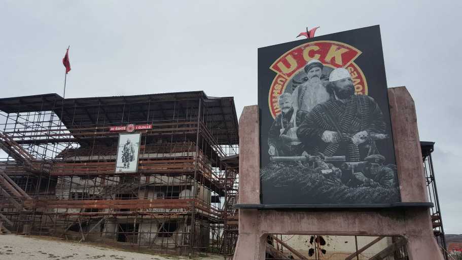 Sot dorëzohet aktakuza për krimet e forcave serbe ndaj familjes Jashari në Prekaz