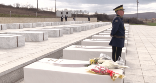 Sot në Prekaz, po nderohet vepra dhe heroizmi i Kryekomandantit të UÇK-së, Adem Jashari, i të rënëve dhe çlirimtarëve të Kosovës