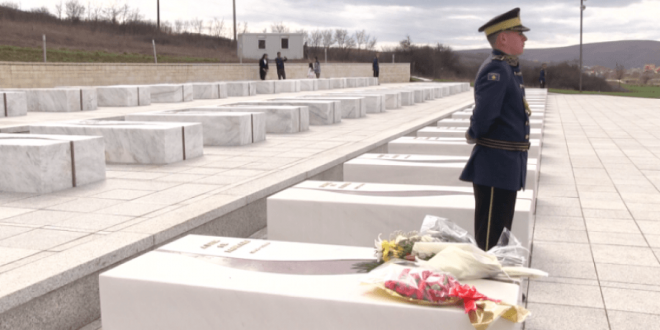 Sot në Prekaz, po nderohet vepra dhe heroizmi i Kryekomandantit të UÇK-së, Adem Jashari, i të rënëve dhe çlirimtarëve të Kosovës