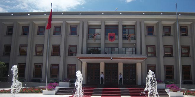 Ish kryetarët e Shqipërisë do të përfitojnë favore e privilegje gjatë tërë jetës, për veten dhe familjet