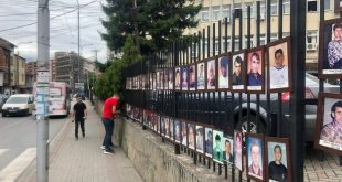 Krushjanët vendosin fotografitë e të vrarëve në rrethojat e Gjykatës Themelore të Prizrenit