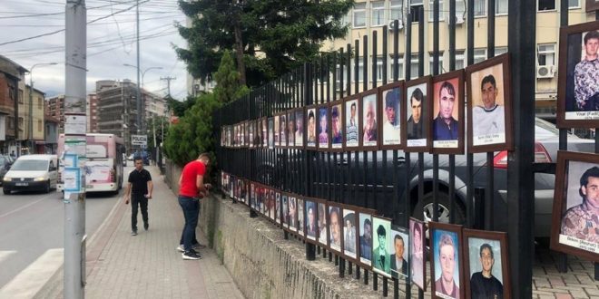 Krushjanët vendosin fotografitë e të vrarëve në rrethojat e Gjykatës Themelore të Prizrenit