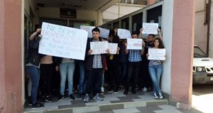 ​Studentët e farmacisë protestojnë para dekanatit