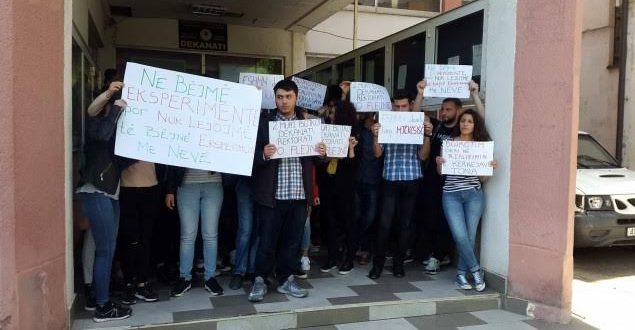 ​Studentët e farmacisë protestojnë para dekanatit