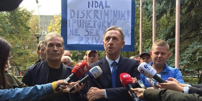 Punëtorët teknikë të Universitetit të Prishtinës protestojnë me moton “Ndal diskriminimin e punëtoreve në sektorin privat”