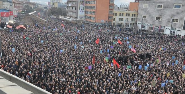 Partitë opozitare nuk e përjashtojnë mundësinë e organizimit të protestave kundër korrigjimit të kufijve me Serbinë