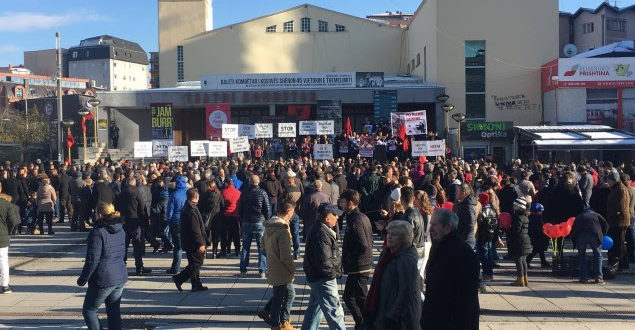 Organizatat e dala nga lufta dhe familjarët e të dënuarve të grupit “Kumanova” kanë protestuar sot në Prishtinë