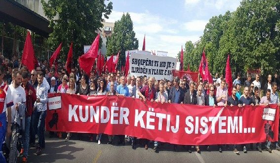 Shkupi sot protestoi kuqezi