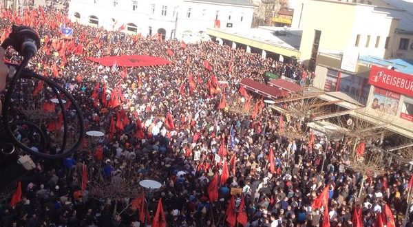 Vetëvendosje do të organizojë protesta më masive nëse Thaçi nuk tërhiqet nga ideja e tij për ndarjen e Kosovës