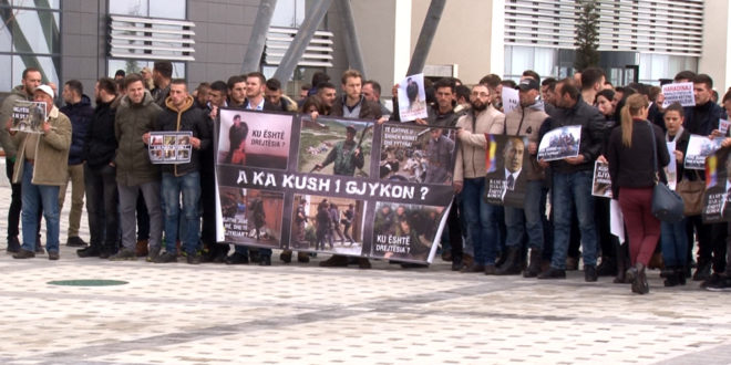 Të rinjtë e AAK-së kanë mbajtur një aksion simbolik para Pallatit të Drejtësisë në Prishtinë