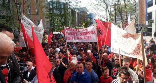 Protestë e shqiptarëve para Parlamentit Evropian në Bruksel
