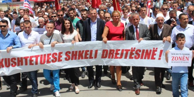 Në Deçan u mbajt protestë gjithëpopullore kundër faljes së tokave Manastirit serb