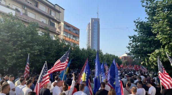 Pasi Qeveria nuk po tërhiqet nga veprimet skandaloze, në Prishtinë, protestuan mijëra qytetarë, veteranë e invalidë të luftës së UÇK-së
