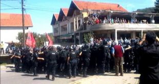 Sërish përleshje mes protestuesve dhe policisë në fshatin Mushtisht të Therandës