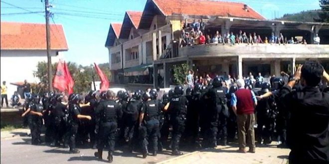 Sërish përleshje mes protestuesve dhe policisë në fshatin Mushtisht të Therandës