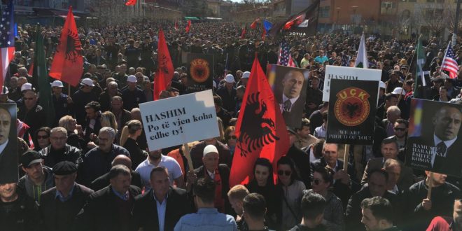 Në sheshin “Skenderbeu” në Prishtinë protestuan dhjetëra mijëra qytetar anekënd Kosovës