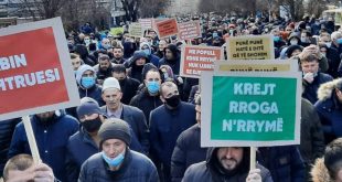 Sot PSD-ja dhe shumë qytetarë protestuan në qendër të Prishtinë kundër paralajmërimeve për shtrenjtim të energjisë elektrike