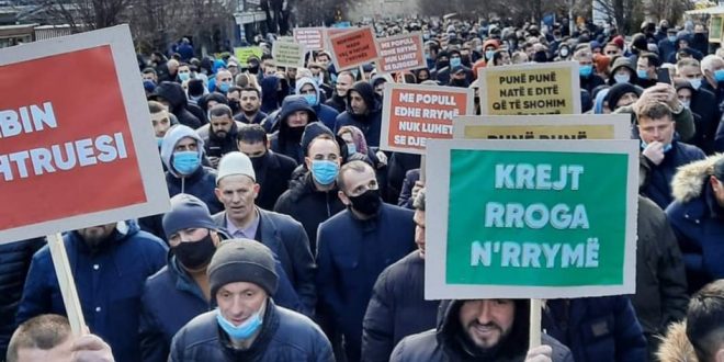 Sot PSD-ja dhe shumë qytetarë protestuan në qendër të Prishtinë kundër paralajmërimeve për shtrenjtim të energjisë elektrike