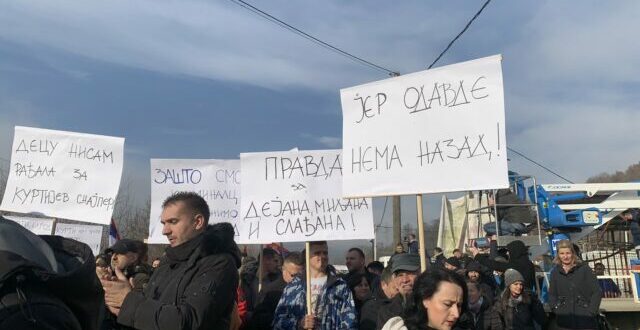 Një protestë paqësore u mbajt sot në Rudare të Zveçanit, nga grupet e organizuara serbe të Veriut të Kosovës e më gjerë