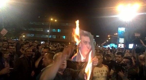 Në Shkup, u mbajtën protesta kundër vendimit të kryetarit Maqedonisë, për të amnistuar politikanët e kriminalizuar