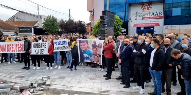 Sot në Shtime është mbajtur një protestë në kërkim të drejtësisë për pesë anëtarët e mbytur të familjes Ramadani