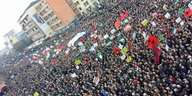 Vetëvendosje po vazhdon mobilizimin për protestën kundër idesë së kyetarit Hashim Thaçi për “korrigjimin e kufijve”