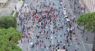 Ndërsa Shqipëria ecën drejt një epoke të re zhvillimi, ka ende forca politike që duket se nuk mund të jetojnë pa krizën. Sa herë ndërtohet një rrugë, ata shohin një arsye për protestë. Sa herë shtohet numri i turistëve, ata kërkojnë një arsye për tension. Sa herë Shqipëria afrohet më pranë Evropës, ata shpallin fundin e saj. Është sikur e ardhmja e vendit t'i shqetësojë më shumë sesa e kaluara e tij. Organizatorët e protestave të përhershme në Tiranë paraqiten si "zëri i popullit" nga Prishtina,Tetova e "diaspora", por shpesh ngjajnë më tepër me zërin e pakënaqësisë së manipuluar dhe në thelb të paguar nga qarqe që janë kundër përparimit të Shqipërisë. Programi i tyre politik duket i përmbledhur në një fjali të vetme: të kundërshtojnë çdo gjë që ndërtohet. Për ta, suksesi është problem, sepse suksesi ua rrëzon narrativën e katastrofës. Në anën tjetër qëndron Edi Rama, figura që përkrahësit e tij e shohin si arkitektin e transformimit modern të Shqipërisë. Nën drejtimin e tij, vendi ka fituar një profil më të lartë ndërkombëtar, ka njohur rritje të turizmit dhe ka avancuar në procesin e afrimit me Bashkimin Evropian. Për mbështetësit e tij, Rama përfaqëson vizionin e një Shqipërie të re që nuk rri peng i konflikteve të së shkuarës, por synon të konkurrojë në Evropën e shekullit XXI. Satira e madhe e politikës shqiptare është se ata që flasin më shumë për patriotizëm,që shpesh e paraqesin Shqipërinë si një vend pa shpresë, ndërsa ata që akuzohen çdo ditë vazhdojnë të ndërtojnë, të promovojnë dhe të përfaqësojnë vendin në arenën ndërkombëtare. Patriotizmi nuk është të shpallësh katastrofë në çdo konferencë shtypi; patriotizmi është të krijosh kushte që qytetarët të jetojnë më mirë dhe që vendi të ecë përpara. Sot Shqipëria nuk ka nevojë për profetë të rrënimit. Ka nevojë për ide, për investime, për stabilitet dhe për besim në vetvete. Ka nevojë për njerëz që ndërtojnë ura, jo barrikada; që hapin horizonte të reja për zhvillim ekonomik, jo plagë të reja politike. Historia shpesh i ndan aktorët politikë në dy kategori: ata që ndërtojnë dhe ata që pengojnë. Mbështetësit e Edi Ramës besojnë se ai do të kujtohet si pjesë e brezit që kërkoi ta modernizonte Shqipërinë, ndërsa kundërshtarët e tij rrezikojnë të mbeten në kujtesë si njerëzit që luftuan më shumë si kundërshtarë të zhvillimit të Shqipërisë, sesa për të ardhmen e vendit. Selajdin Abdullahu 07.07.2026