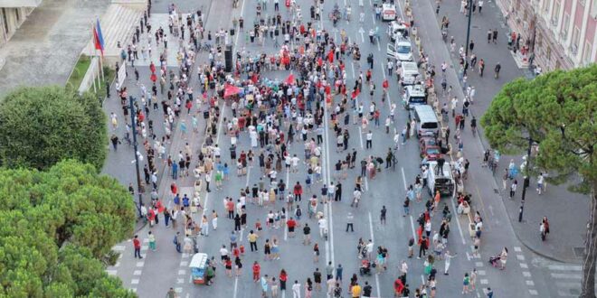 Ndërsa Shqipëria ecën drejt një epoke të re zhvillimi, ka ende forca politike që duket se nuk mund të jetojnë pa krizën. Sa herë ndërtohet një rrugë, ata shohin një arsye për protestë. Sa herë shtohet numri i turistëve, ata kërkojnë një arsye për tension. Sa herë Shqipëria afrohet më pranë Evropës, ata shpallin fundin e saj. Është sikur e ardhmja e vendit t'i shqetësojë më shumë sesa e kaluara e tij. Organizatorët e protestave të përhershme në Tiranë paraqiten si "zëri i popullit" nga Prishtina,Tetova e "diaspora", por shpesh ngjajnë më tepër me zërin e pakënaqësisë së manipuluar dhe në thelb të paguar nga qarqe që janë kundër përparimit të Shqipërisë. Programi i tyre politik duket i përmbledhur në një fjali të vetme: të kundërshtojnë çdo gjë që ndërtohet. Për ta, suksesi është problem, sepse suksesi ua rrëzon narrativën e katastrofës. Në anën tjetër qëndron Edi Rama, figura që përkrahësit e tij e shohin si arkitektin e transformimit modern të Shqipërisë. Nën drejtimin e tij, vendi ka fituar një profil më të lartë ndërkombëtar, ka njohur rritje të turizmit dhe ka avancuar në procesin e afrimit me Bashkimin Evropian. Për mbështetësit e tij, Rama përfaqëson vizionin e një Shqipërie të re që nuk rri peng i konflikteve të së shkuarës, por synon të konkurrojë në Evropën e shekullit XXI. Satira e madhe e politikës shqiptare është se ata që flasin më shumë për patriotizëm,që shpesh e paraqesin Shqipërinë si një vend pa shpresë, ndërsa ata që akuzohen çdo ditë vazhdojnë të ndërtojnë, të promovojnë dhe të përfaqësojnë vendin në arenën ndërkombëtare. Patriotizmi nuk është të shpallësh katastrofë në çdo konferencë shtypi; patriotizmi është të krijosh kushte që qytetarët të jetojnë më mirë dhe që vendi të ecë përpara. Sot Shqipëria nuk ka nevojë për profetë të rrënimit. Ka nevojë për ide, për investime, për stabilitet dhe për besim në vetvete. Ka nevojë për njerëz që ndërtojnë ura, jo barrikada; që hapin horizonte të reja për zhvillim ekonomik, jo plagë të reja politike. Historia shpesh i ndan aktorët politikë në dy kategori: ata që ndërtojnë dhe ata që pengojnë. Mbështetësit e Edi Ramës besojnë se ai do të kujtohet si pjesë e brezit që kërkoi ta modernizonte Shqipërinë, ndërsa kundërshtarët e tij rrezikojnë të mbeten në kujtesë si njerëzit që luftuan më shumë si kundërshtarë të zhvillimit të Shqipërisë, sesa për të ardhmen e vendit. Selajdin Abdullahu 07.07.2026