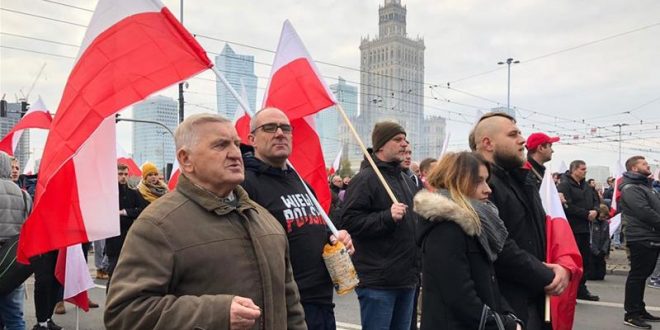 Dje në Varshavë të Polonisë, dhjetëra mijëra protestues i kanë thonë jo Bashkimit Evropian