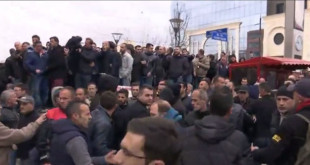 protestues-zyra-pdk-policia