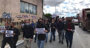 Prodhuesit e qumështit e derdhin qumështin në rrugë dhe nisen në këmbë për të protesuar tek Qeveria e Kosovës