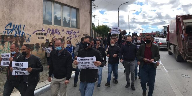 Prodhuesit e qumështit e derdhin qumështin në rrugë dhe nisen në këmbë për të protesuar tek Qeveria e Kosovës