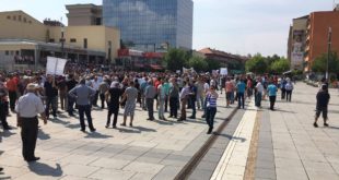 Nesër gjatë tërë ditës punëtorët teknikë që operojnë në disa ministri do të protestojnë për ngritjen e pagave te tyre