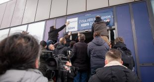Partia Socialdemokrate mbajti një aktivitet protestues në objektin e Qeverisë së Kosovës, duke i vendosur një baner të KEDS-it