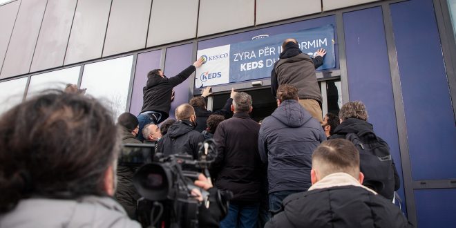 Partia Socialdemokrate mbajti një aktivitet protestues në objektin e Qeverisë së Kosovës, duke i vendosur një baner të KEDS-it