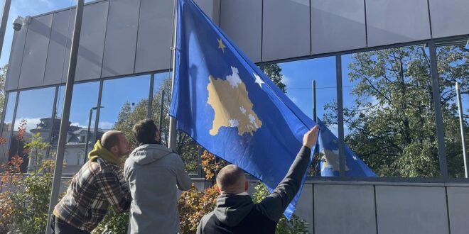 Kryetari i PSD-së, Dardan Molliqaj, tha se me draftin e Asociacionit të prezantuar në media janë vizatuar kufi brenda Kosovës