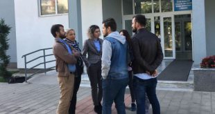 Specialistët e psikologjisë protestojnë para ShSUK-së, kërkojnë anulimin e konkurseve të hapura gjatë fushatës