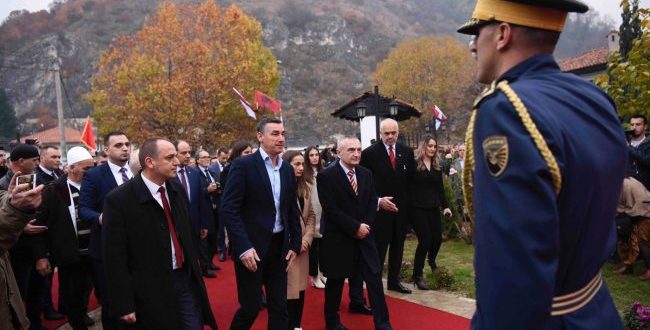 Kadri Veseli: Shtatoret e heronjve në Prizren përjetësojnë një moment vendimtar në historinë tonë kombëtare