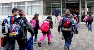 Me çanta deri në 10 kilogramë peshë mbi supet e njoma, sot fillojnë Vitin e Ri shkollor nxënësit e Kosovës