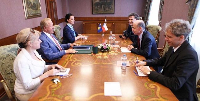 Zëvendëskryeministri i Kosovës, Behxhet Pacolli ka pritur sot në një takim një delegacion nga Republika e Çekisë