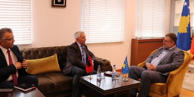 Ministri Kuçi dhe ambasadori Minxhozi diskutojnë për marrëveshjet që do të nënshkruhen të shtunën