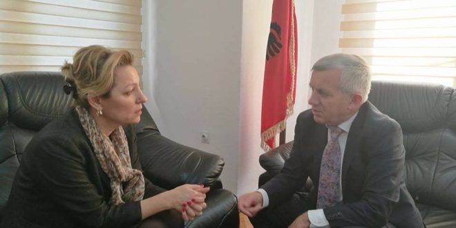 Apostolova dhe Minxhozi trimëruan dialogun Kosovë-Serbi