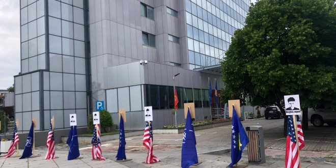 Objekti i Qeverisë së Kosovës është rrethuar me flamuj Amerikës e NATO-s dhe me foton e Agon Musliut