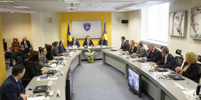 Albin Kurti e mbanë mbledhjen e parë ceremoniale të qeverisë, kërkon angazhim maksimal të ministrave