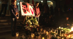 Në Sheshin “Skënderbeu”, në Prishtinë, janë ndezur qirinj në nderim të aktivistit të Vetëvendosjes, Astrit Dehari