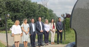 Kryetari i Drenasit, Ramiz Lladrovci në Ditën e Çlirimit të qytetit bënë homazhe në varrezat e dëshmorëve