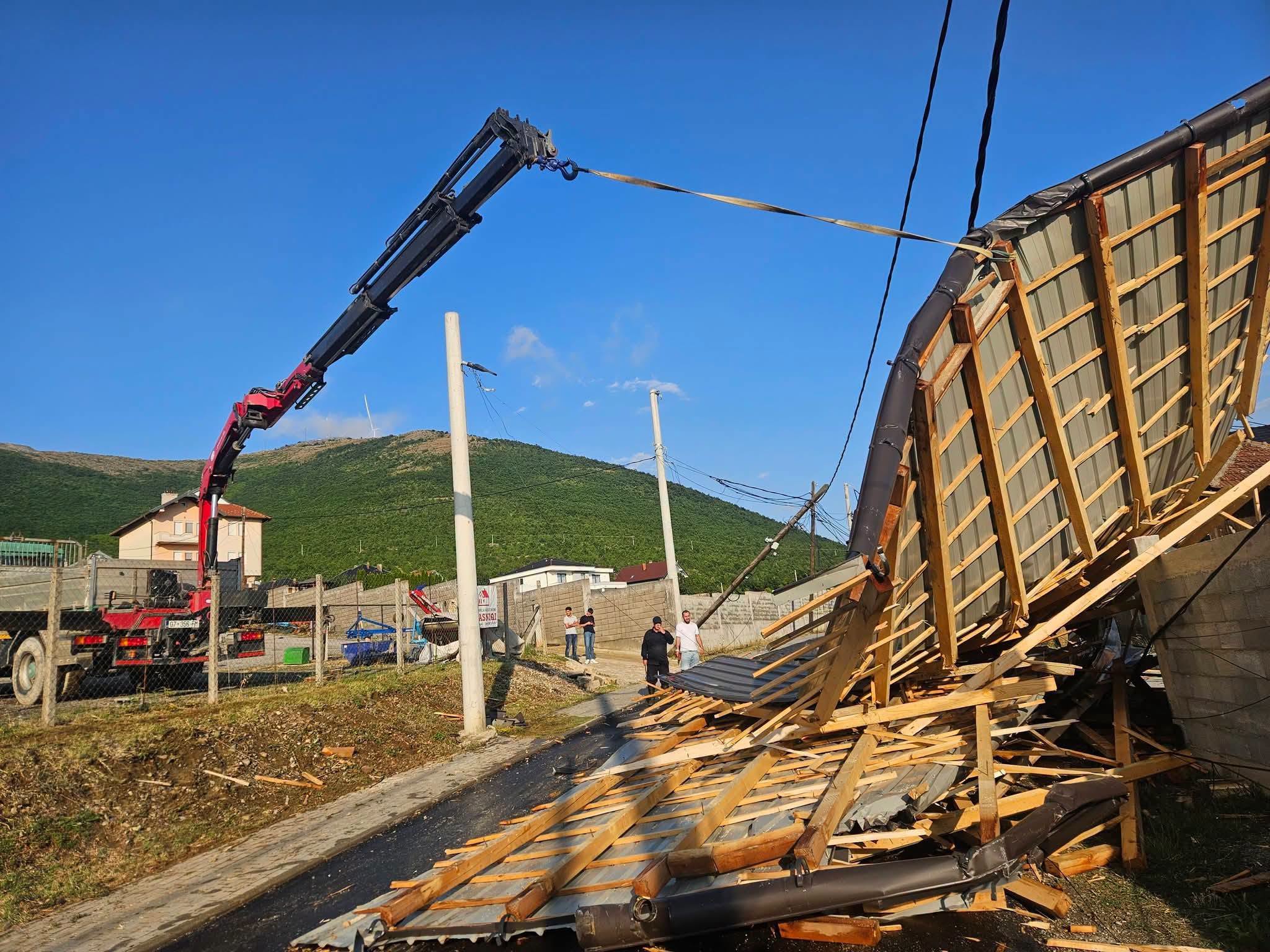 Stuhia me erëra të forta shkakton dëme në Rahovec