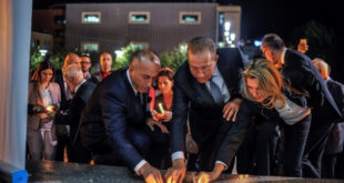 Kryeministri Haradinaj dhe zëvendëskryeministri Pacolli kanë ndezur qirinj në përkujtim të 11 Shtatorit